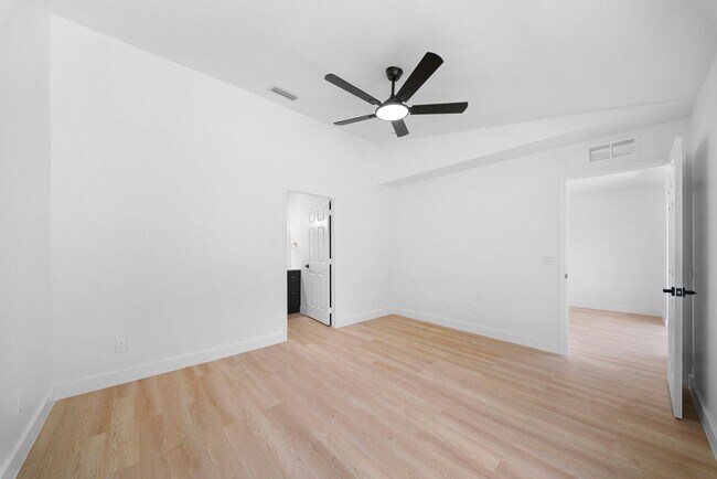 Building Photo - Beautifully updated duplex two bedrooms+ DEN, two bath in Cape Coral