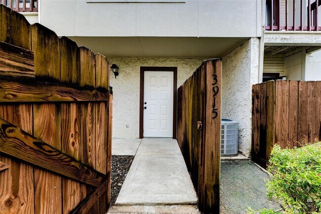 Building Photo - 3915 Tanglewilde St