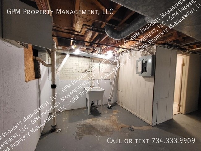 Building Photo - 8975 Nottingham Dr