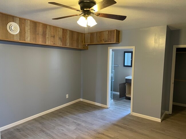 Building Photo - 123 W Pine St