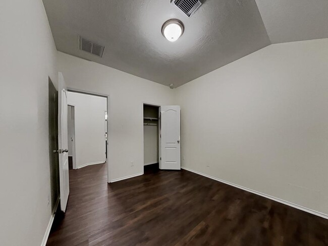 Building Photo - 2550 Riverway Dr