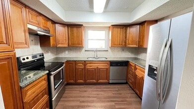 Building Photo - Spacious Townhome in the heart of Irving
