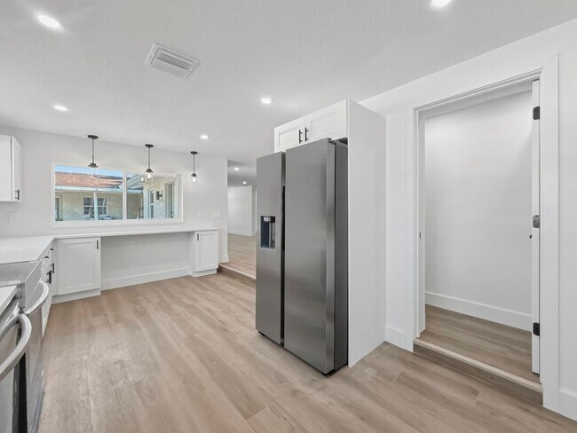 Building Photo - Spacious and Updated Home in Tampa! Move-in Ready | 2bed-1bath