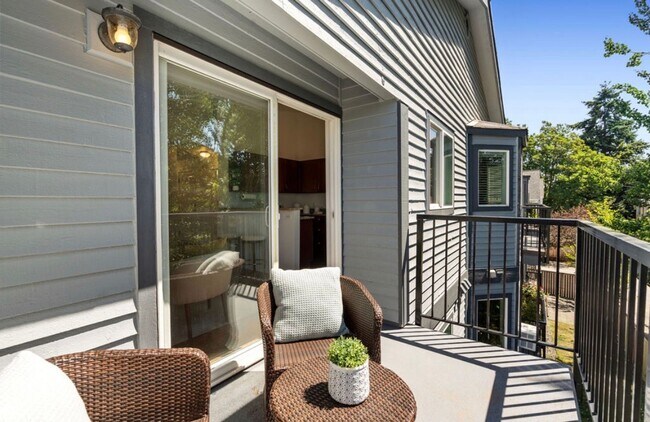 Building Photo - Top Floor 2-Bed Condo with Garage Parking