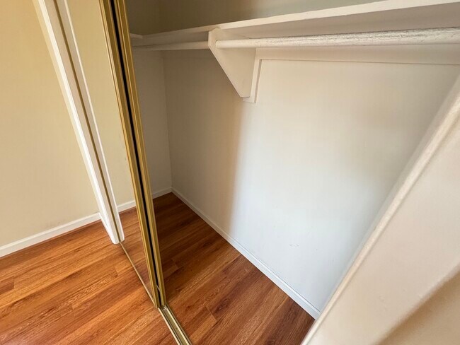 Building Photo - 521 S Manhattan Pl