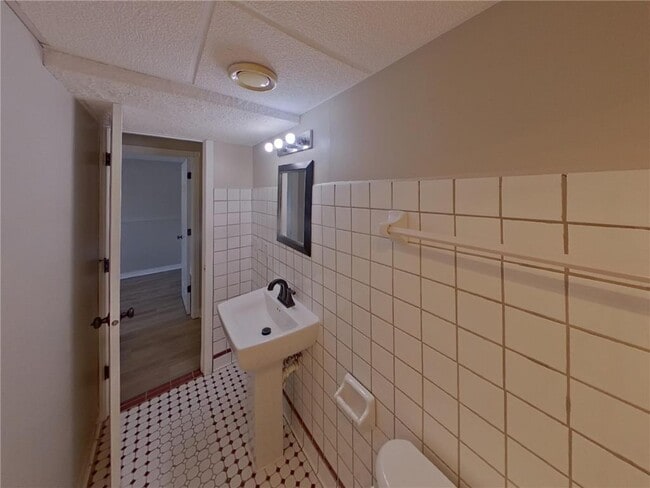 Building Photo - 1442 Laurel Ave