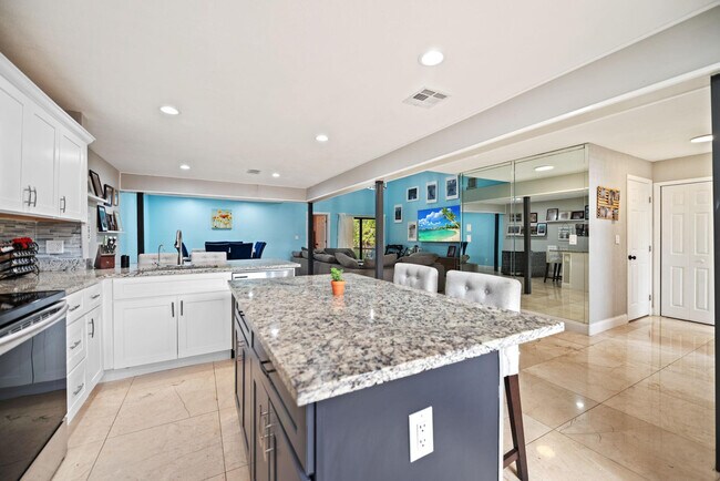 Building Photo - 6187 Laurel Ln