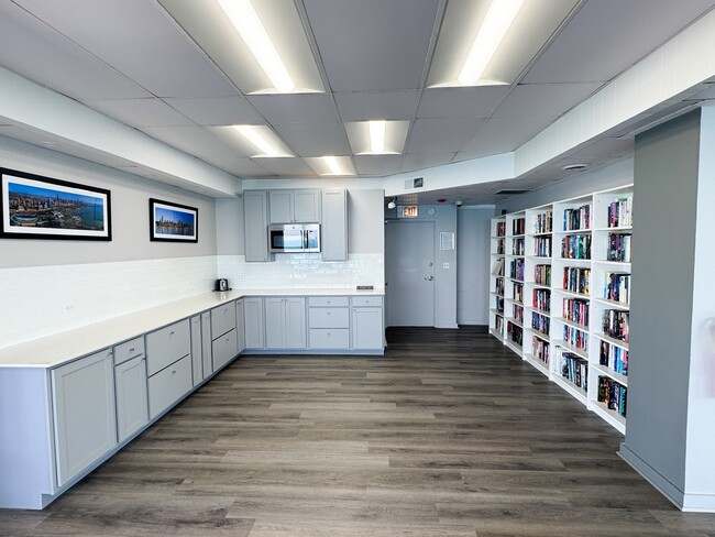 Building Photo - 6301 N Sheridan Rd