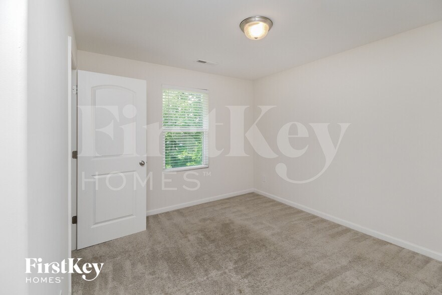 Building Photo - 4019 Maderia Dr NW