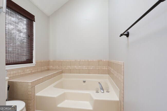 Building Photo - 801 Agate Edge