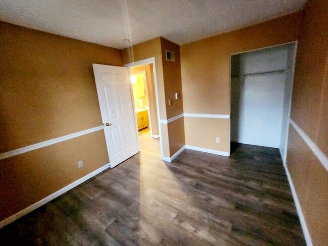 Building Photo - 3 Bedroom 1.5 Bath Available in Elizabethtown!