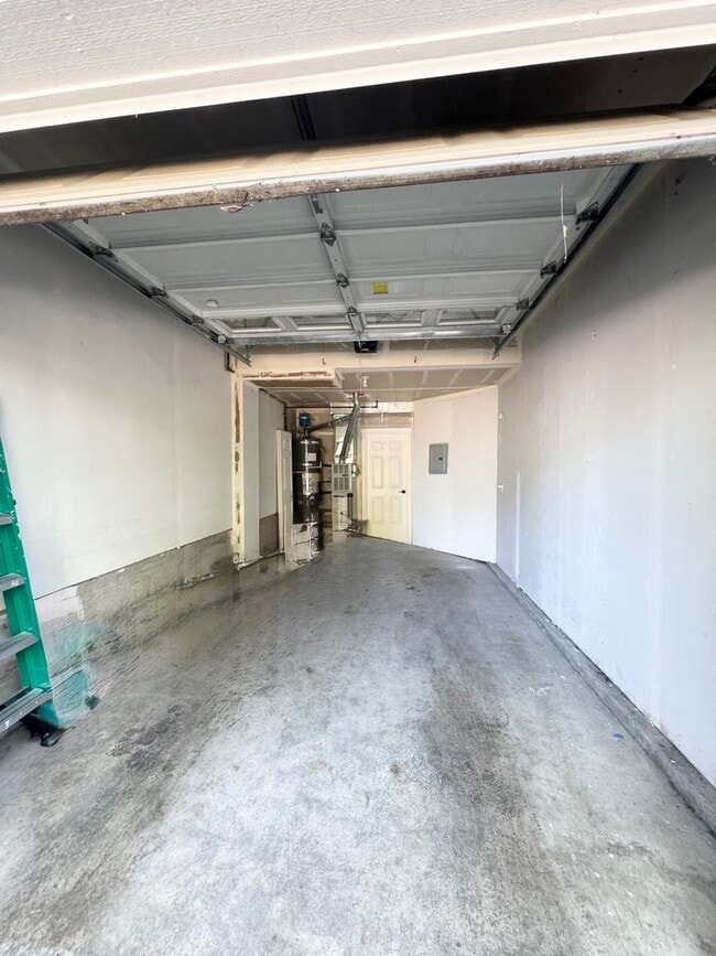 Building Photo - Spacious is Aqua Highlands one bedroom plu...