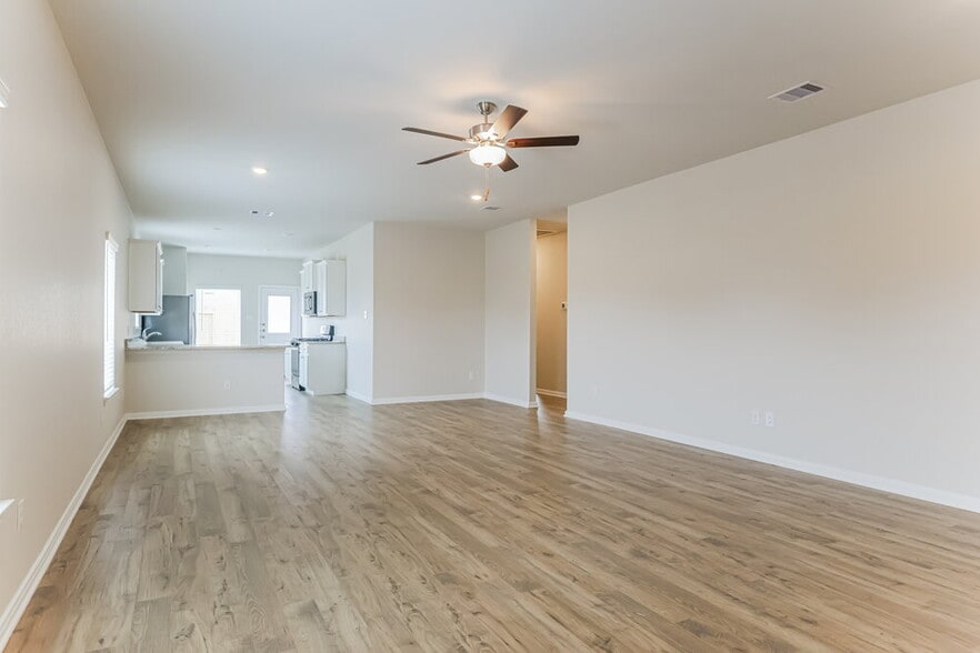 Building Photo - 16455 Hill Dr