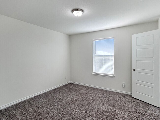 Building Photo - Open-Concept Converse Home with Loft + Covered Patio