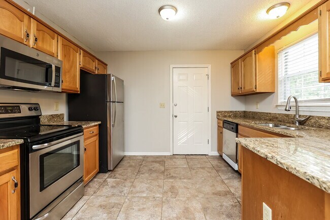 Building Photo - 495 Forest Ridge Dr