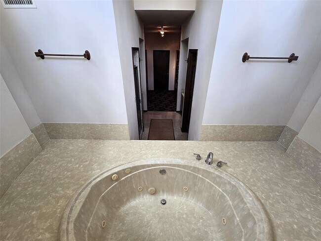 Building Photo - 3231 Hemingway Dr