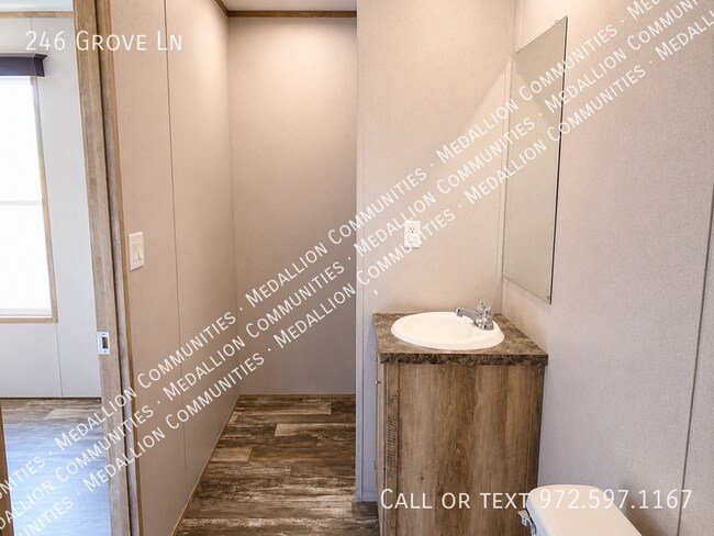 Building Photo - 246 Grove Ln