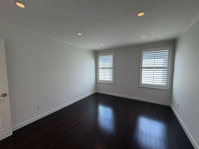 Building Photo - Luxury Pacific Heights 3BD/2.5BA with Private Rooftop Deck