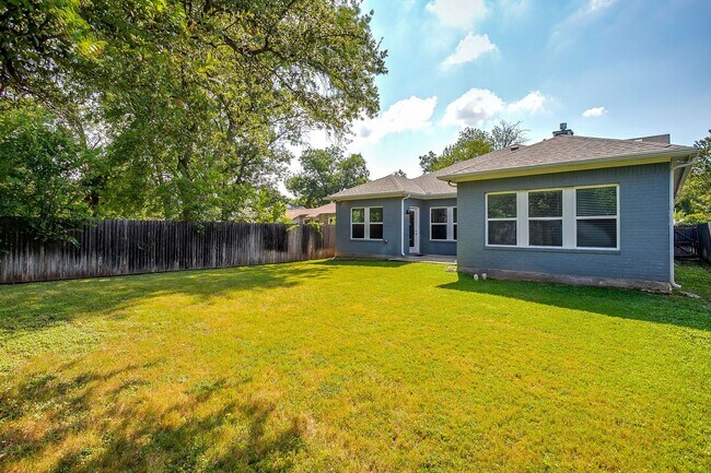 Building Photo - Short Term Rental- 4 Bed, 2 Bath Home Near TCU-  76109