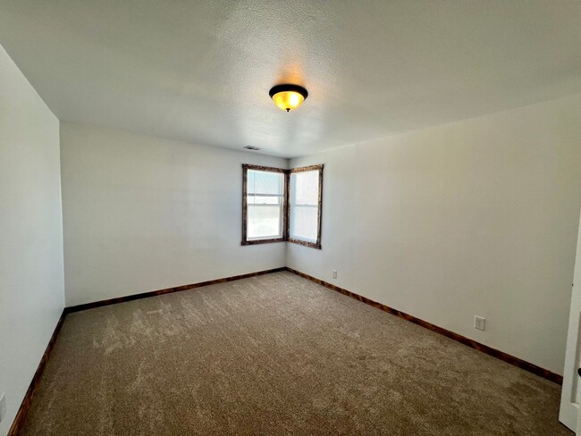 Building Photo - Charming 3 Bedroom 2 Bathroom Country Home...