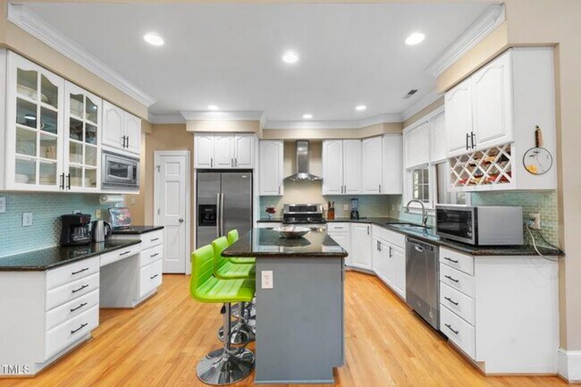Building Photo - Spacious & Serene 5+ Bedroom Home in Sough...