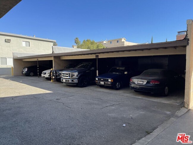 Building Photo - 6610 Whitsett Ave