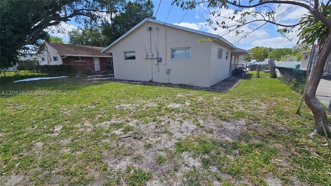 Building Photo - 5030 SW 26th Ave