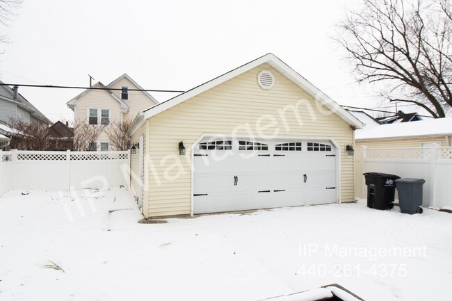 Building Photo - Charming 4 Bedroom House in Lakewood OH is...