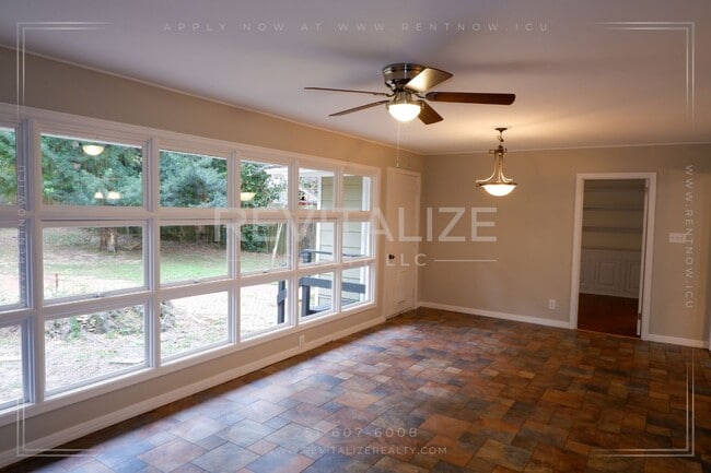 Building Photo - Beautiful 4 Bedroom/2 Bathroom House in Mo...