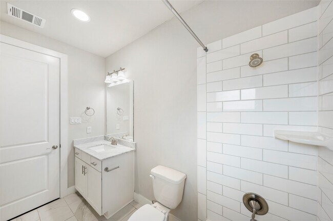Building Photo - 420 W 28th St