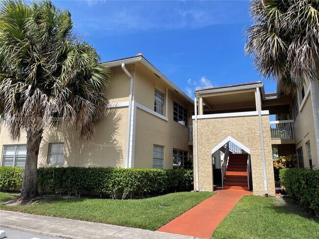 Building Photo - 821 Twin Lakes Dr