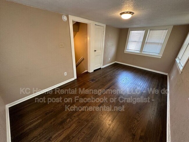 Building Photo - 6838 The Paseo