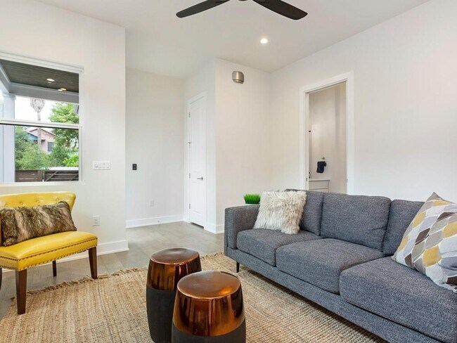 Building Photo - 1111 Brookswood Ave