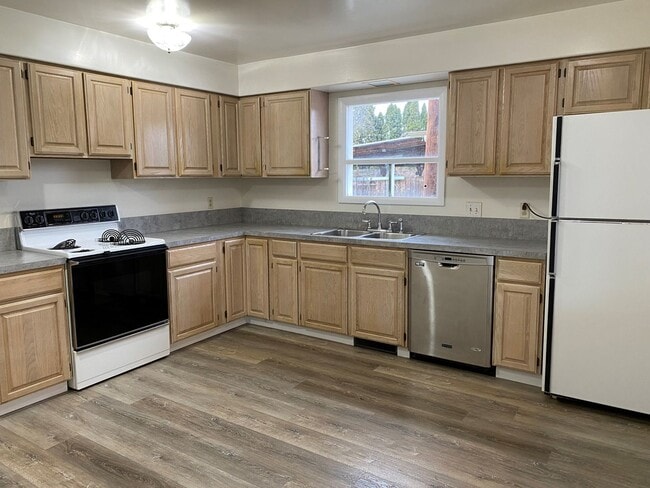 Building Photo - ~3 Bedroom Hucrest Home~