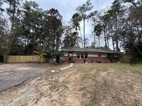 Building Photo - 4 bedroom 2.5 bath house with large yard!!