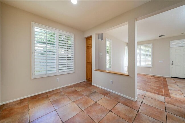 Building Photo - Stevenson Ranch Townhome!  3+2.5+ Loft!  2...