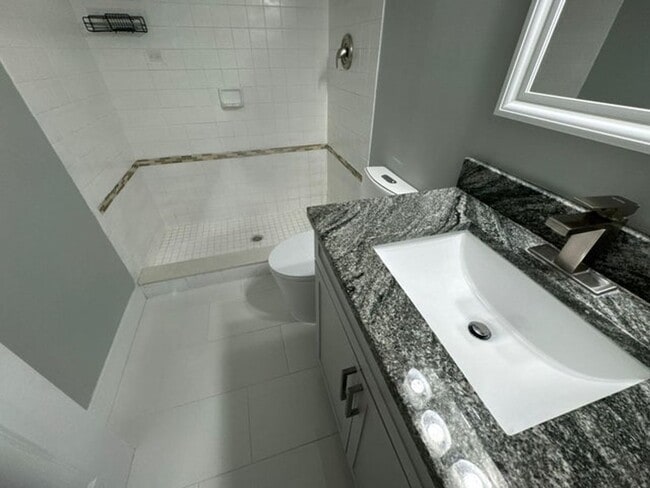 Building Photo - 5205 Bayside Dr