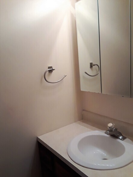 1/2 bath - 335 Ridgewood Ave