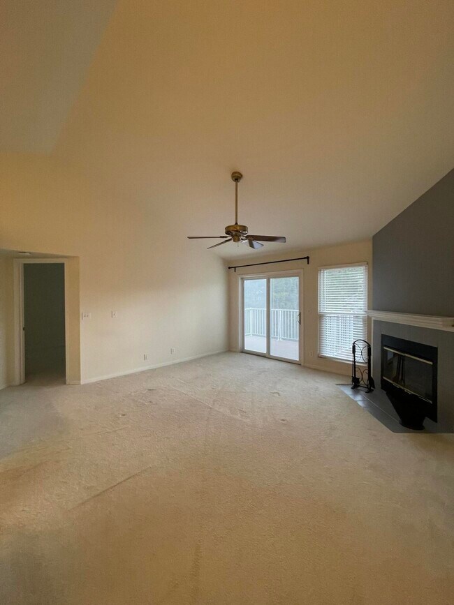 Building Photo - 2460 Fountain Pl