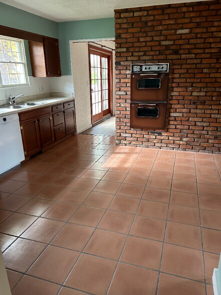 Building Photo - 2700 Carmel Dr