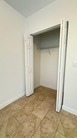 Building Photo - 420 W 77th St