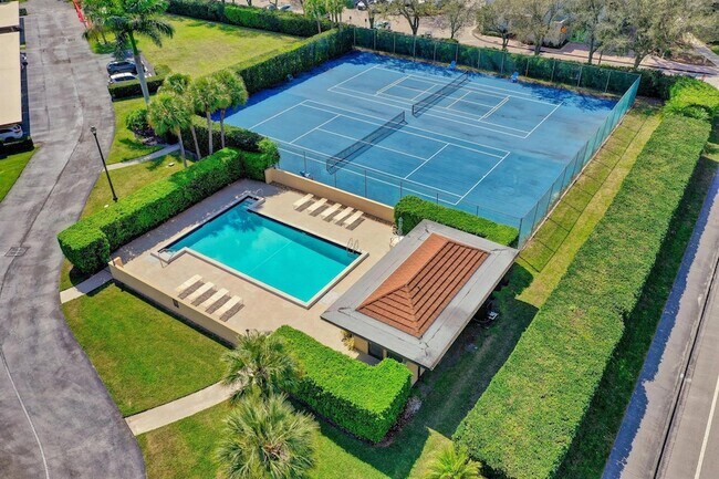 Building Photo - 5390 Woodland Lakes Dr