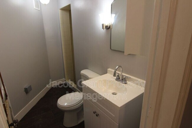 Building Photo - 605 S 7th Ave