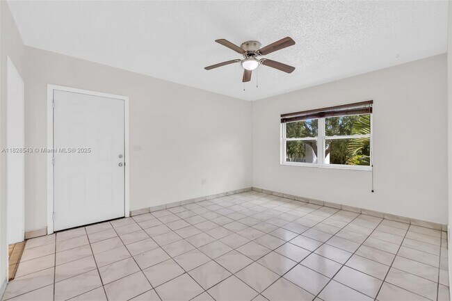 Building Photo - 3762 SW 27th St
