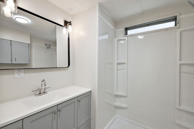 Building Photo - 123 Camellia Dr