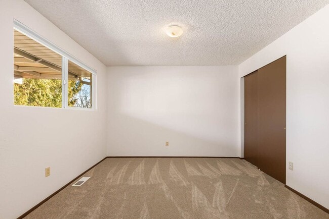 Building Photo - Great Home with Lots of Upgrades in a Great Location!