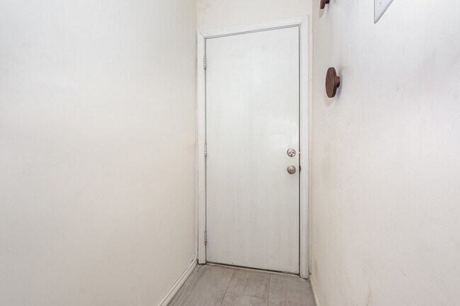 Building Photo - 8750 Park Ln