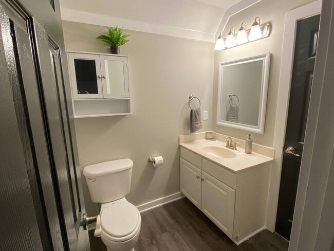 Building Photo - Beautiful 3 bed, 2 bath in Central