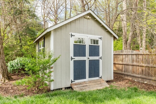 Building Photo - Spacious 5-Bedroom Home with Screened Porch and Office