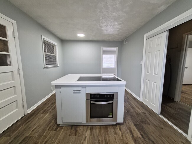 Building Photo - 2703 Kristen Dr E